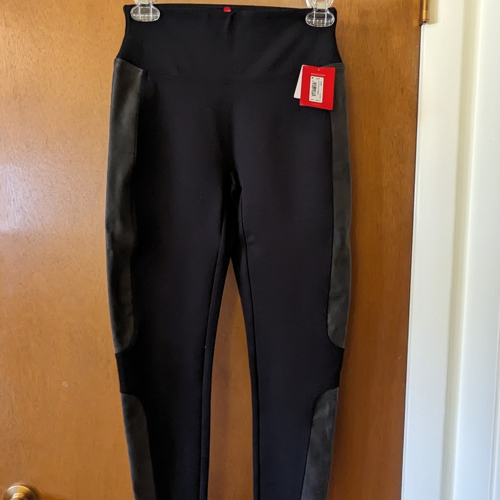 Spanx leggings NWT size small black with side details shapewear